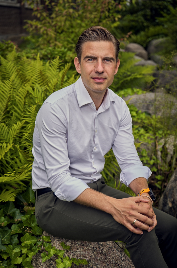 Nedskaleret Frederik udendørs.png