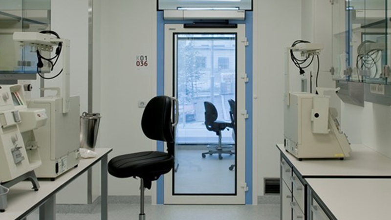 24/7 service cleanroom for personalized medicine